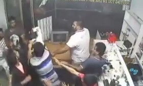 [VIDEO] Vào nhầm nhà, tên trộm bị gần chục người đàn ông "hành hạ" tả tơi