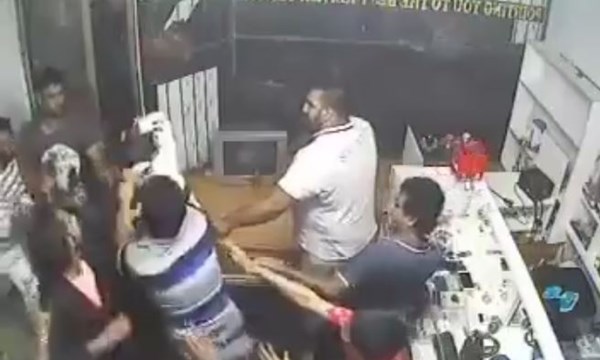 [VIDEO] Vào nhầm nhà, tên trộm bị gần chục người đàn ông 