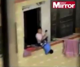 [VIDEO] Phẫn nộ bà mẹ dọa thả con từ ban công tầng 7