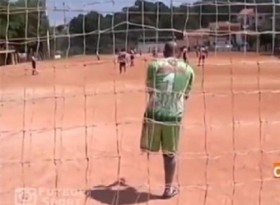 [VIDEO] Khâm phục nghị lực của thủ môn một chân bắt bóng