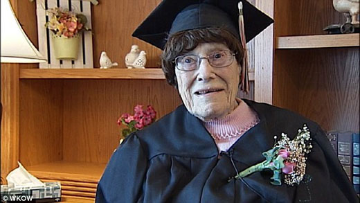 Hy hữu: Cụ bà 103 tuổi nhận bằng tốt nghiệp trung học