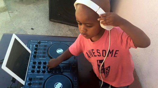DJ 2 tuổi “gây bão” với khả năng chơi nhạc cực đỉnh