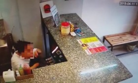 [VIDEO] Xem lại camera, phát hiện nhân viên trộm gần trăm triệu
