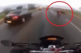 [VIDEO] Lái xe mô tô chết "bất thình lình" vì... lốp văng trúng đầu