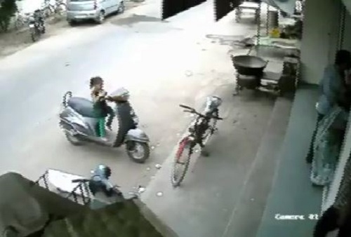 [VIDEO] Đừng bao giờ để con gần chiếc xe còn nổ