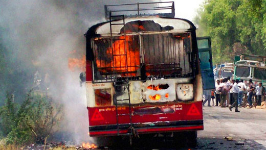Ấn Độ: Xe buýt bốc cháy dữ dội, 9 người tử vong