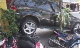 [VIDEO] Không biết lái, tài xế lùi xe húc thẳng vào dàn xe máy
