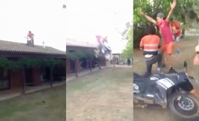 [VIDEO] Hai thanh niên "nghịch dại" phi xe từ nóc nhà xuống đất
