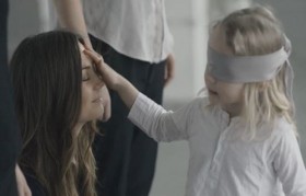 [VIDEO] Ngộ nghĩnh cách những em bé bịt mắt tìm mẹ