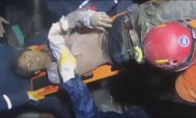 [VIDEO] Người đàn ông sống sót kì diệu sau 48 giờ vùi dưới đất đá ở Nepal