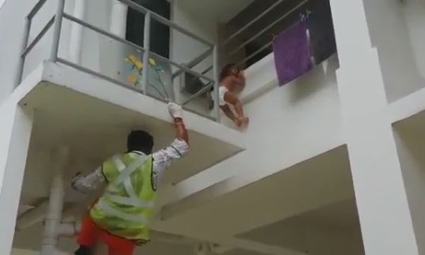 [VIDEO] Rùng mình màn giải cứu em bé bị kẹt đầu ở ban công