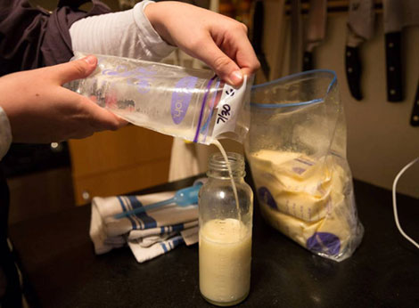 Sữa mẹ rao bán trên mạng: Cảnh báo sữa nhiễm khuẩn!