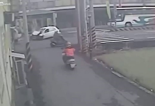 [VIDEO] Đi Sai làn, rẽ không xi nhan, xe máy gây tai nạn thảm khốc