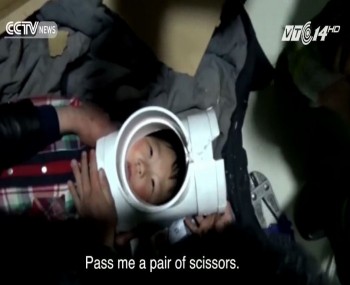 [VIDEO] Bé trai 5 tuổi bị kẹt đầu trong ống nhựa