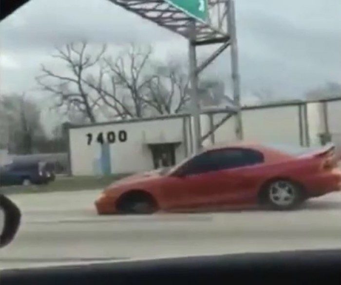 [VIDEO] Ô tô 3 bánh lao 'nghệ thuật' trên đường cao tốc