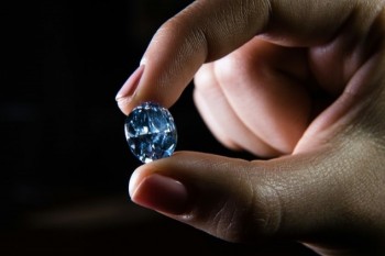 [VIDEO] Kim cương xanh 32 triệu USD phá kỉ lục châu Á