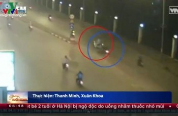 [VIDEO] Cắt ngang đường, xe máy bị húc văng ngay cửa hầm Kim Liên