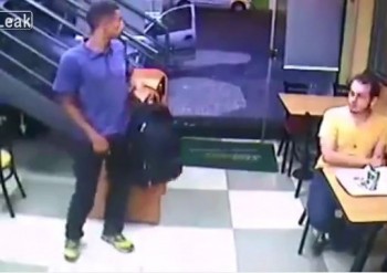 [VIDEO] Thản nhiên ngồi ăn bánh mỳ giữa vụ cướp