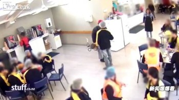 [VIDEO] Bạn gái bị 'cướp' lát xúc xích, dội cả xô nước sôi lên người đồng nghiệp