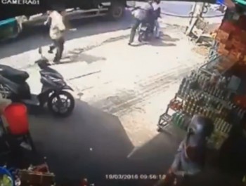 [VIDEO] Vào tiệm tạp hóa trộm bia bị dân đuổi đánh hội đồng