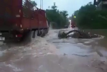 [VIDEO] Xe tải vượt lũ bị nước cuốn trôi