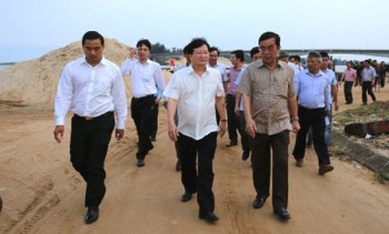 Phó Thủ tướng Trịnh Đình Dũng kiểm tra tình hình thiệt hại của ngư dân