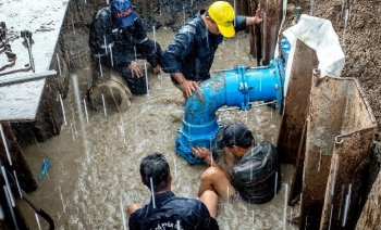 Những người dầm mình sửa ống nước ngầm ở Sài Gòn