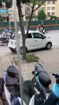 Ô tô lao như “điên”, hất ngã xe máy ở Hà Nội