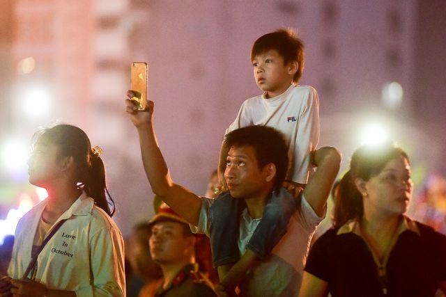 hang van nguoi man nhan voi man phao hoa trong dem khai hoi den hung 2019