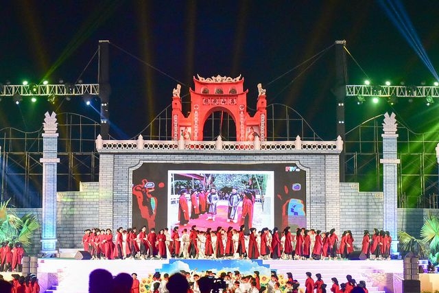 Hàng vạn người "mãn nhãn" với màn pháo hoa trong đêm khai hội Đền Hùng 2019