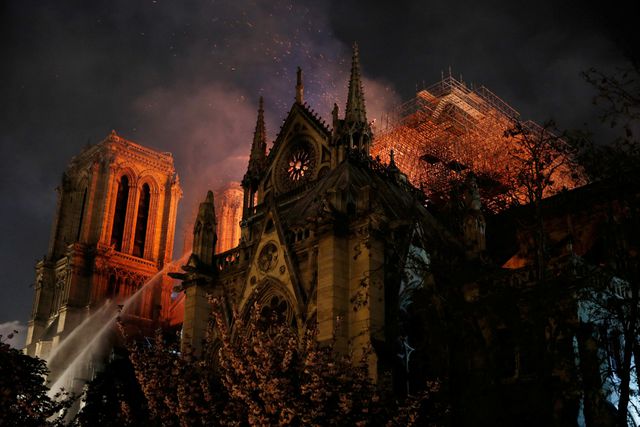 Hiện trường vụ hỏa hoạn kinh hoàng tàn phá nhà thờ Đức Bà Paris