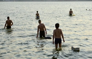 Nắng nóng đầu mùa, người dân Hà Nội đổ xô đi tắm Hồ Tây "giải nhiệt"