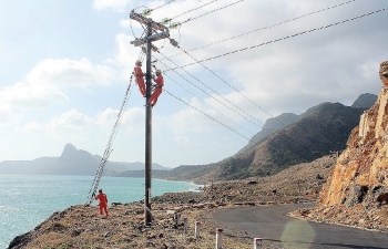 Người gắn bó với dòng điện trên đảo xa