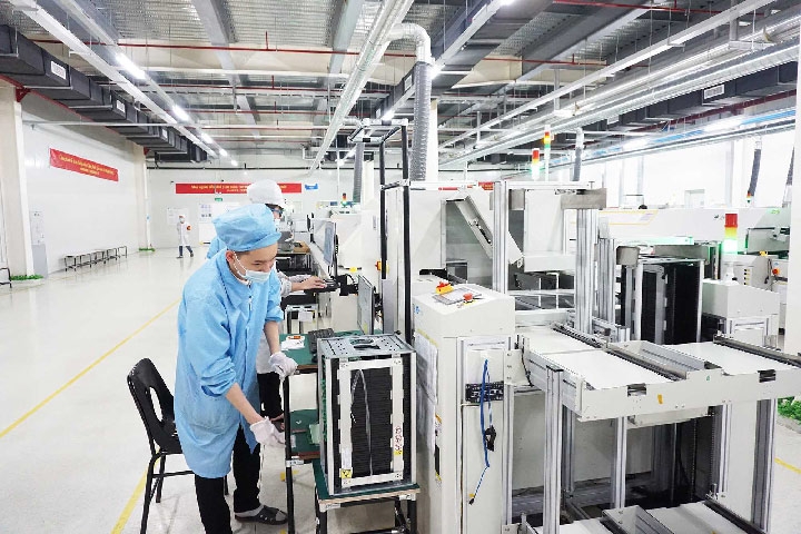 Sản xuất công nghiệp đang “gánh” cả nền kinh tế