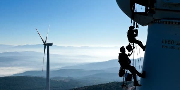Các kỹ thuật viên bảo trì một tuốc bin gió tại Izmir, Thổ Nhĩ Kỳ, ngày 19/2/2021.  Nguồn:  Mahmut Serdar Alakus | Anadolu Agency | Getty Image