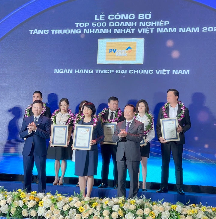 PVcomBank được vinh danh tại Lễ công bố Top 500 Doanh nghiệp tăng trưởng nhanh nhất Việt Nam năm 2021.