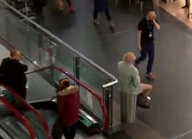 [VIDEO] Lực lượng bảo vệ "vã mồ hôi" với cụ già thích quậy