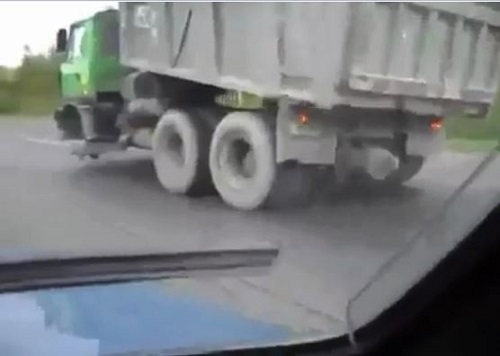 [VIDEO] Xe tải mất 1 bánh trước vẫn 