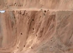[VIDEO] Ấn tượng hàng trăm mô tô lao dốc gần 90 độ