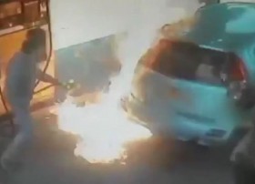 [VIDEO] Không xin được điếu thuốc, châm lửa đốt luôn ô tô ở cây xăng