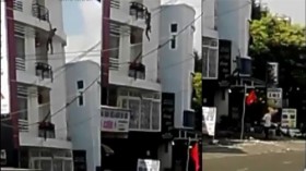 [VIDEO] Thanh niên "ngáo đá" hóa "người nhện" nhảy lầu, đu dây ở Pleiku