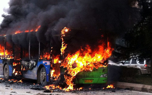 Đoàn xe rước dâu bốc cháy giữa đường, 11 người chết, 34 người bị thương
