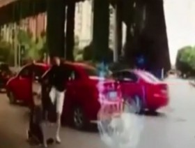 [VIDEO] Cô gái bị đánh gãy xương chỉ vì tạt đầu xe khiến vợ con tên côn đồ hoảng sợ