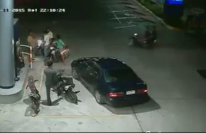 [VIDEO] Cảnh sát Thái Lan bị giang hồ đánh lén đến bất tỉnh