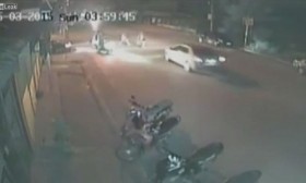 [VIDEO] Đánh nhau trên phố suýt bị ô tô tông chết
