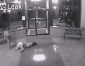 [VIDEO] Hành hung vợ, chồng bị hạ knockout bằng một cú lên gối "cực hiểm"