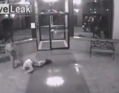 [VIDEO] Hành hung vợ, chồng bị hạ knockout bằng một cú lên gối 