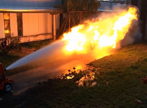 [VIDEO] Ấn tượng cảnh lửa và nước đối đầu