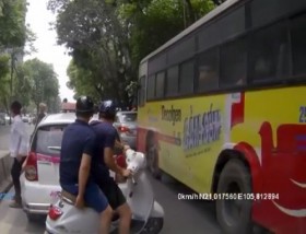 [VIDEO] Tài xế taxi bất ngờ dừng xe dẫn cụ già qua đường ở Hà Nội