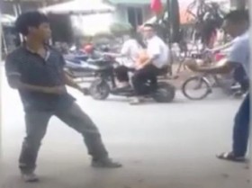 [VIDEO] Hai tài xế taxi Việt đánh nhau hay như phim võ thuật HongKong